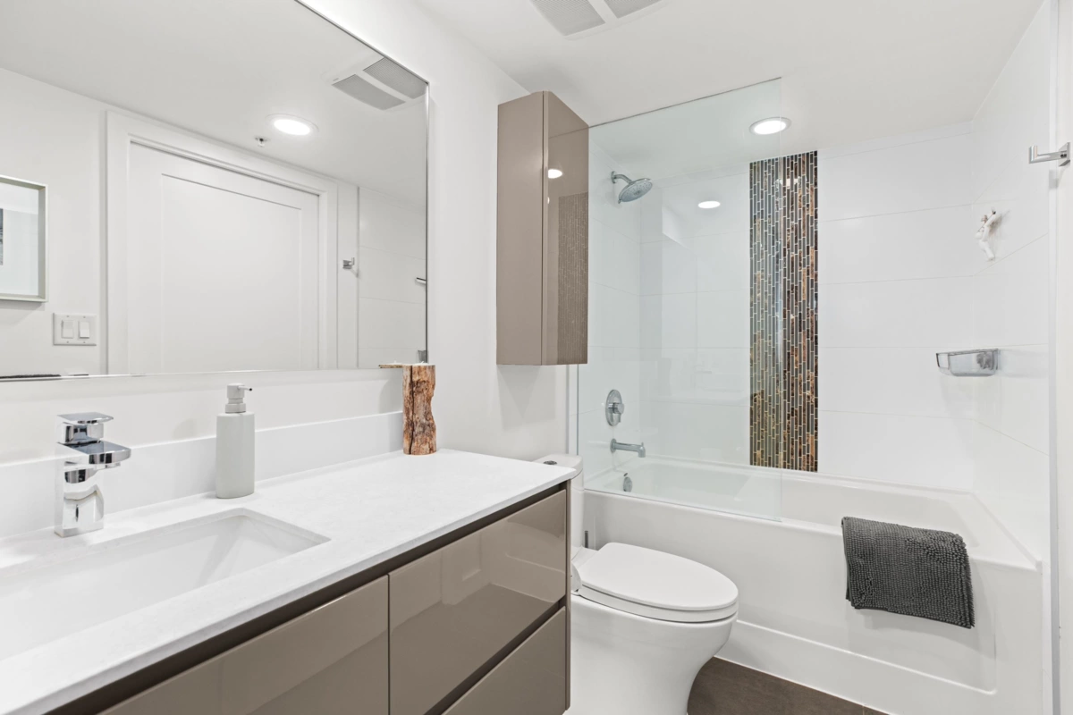 Guest Bathroom Photo of 369 2080 W Broadway Street, Vancouver, BC