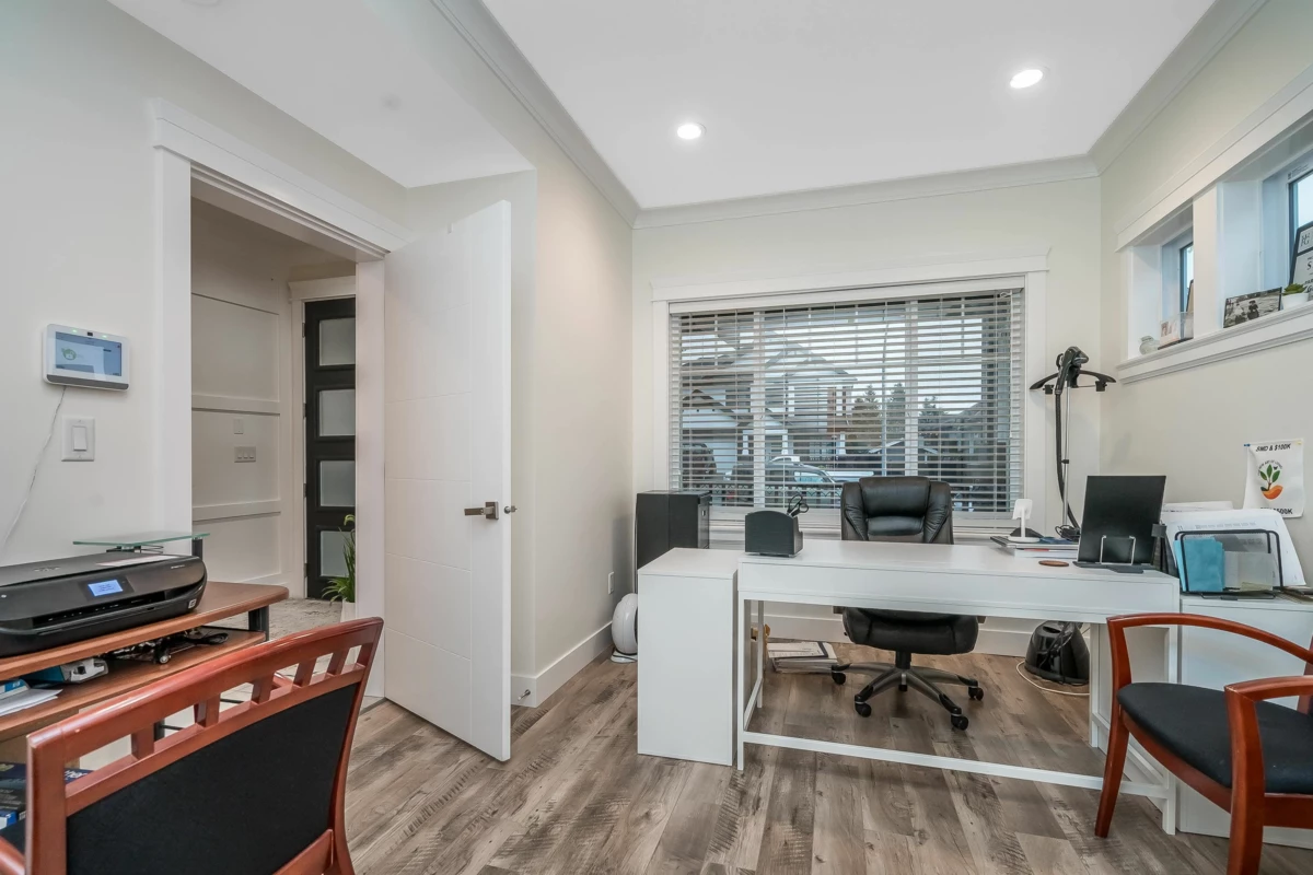 Dining Area Photo of 32565 Salsbury Avenue, Mission, BC