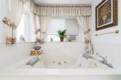 Guest Bathroom Photo of 1033 E 39th Avenue, Vancouver, BC