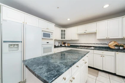 Kitchen Island Photo of 1033 E 39th Avenue, Vancouver, BC