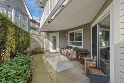Entry Foyer Photo of 105 15110 108 Avenue, Surrey, BC