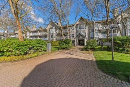 Hallway Photo of 105 15110 108 Avenue, Surrey, BC