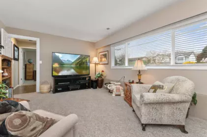 Entry Foyer Photo of 46052 Higginson Road, Chilliwack, BC
