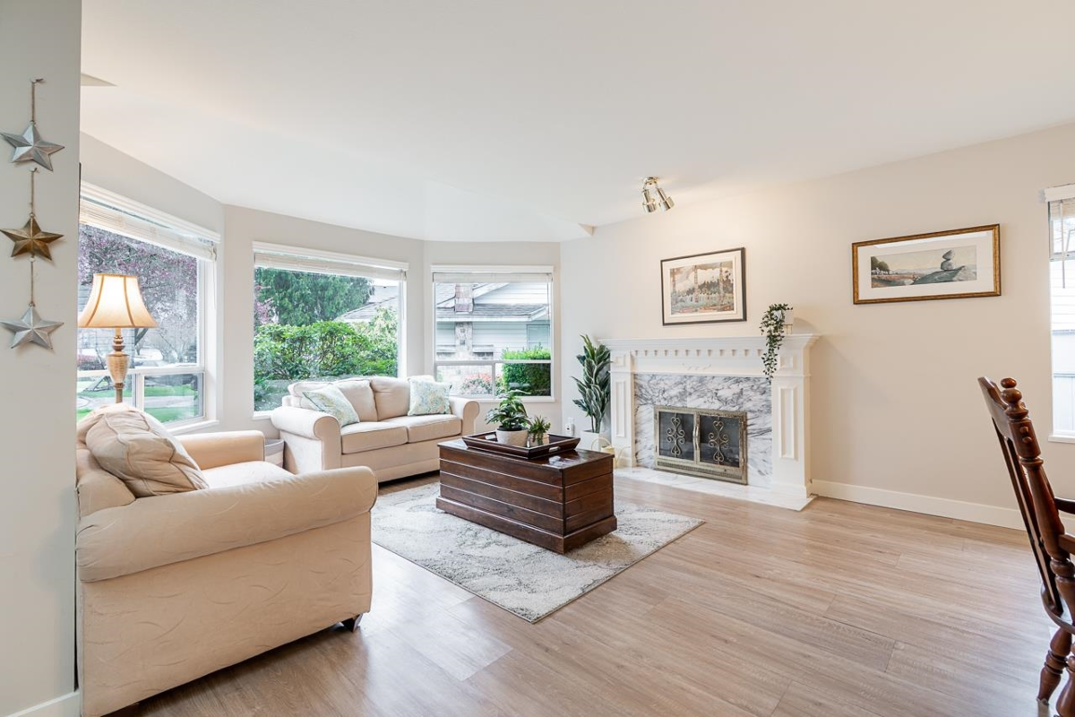 Dining Area Photo of 14035 16b Avenue, Surrey, BC