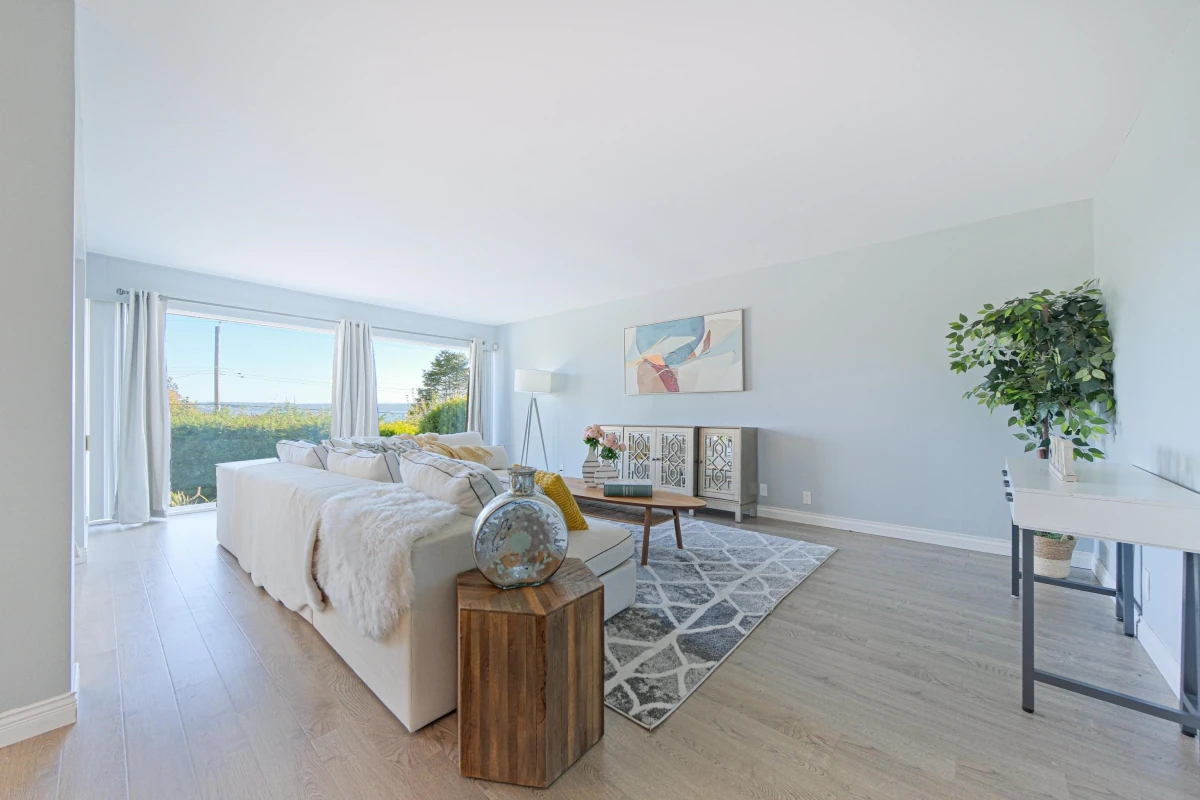 Living Room Photo of 2365 Queens Avenue, West Vancouver, BC