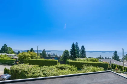 Garden / Landscaping Photo of 2365 Queens Avenue, West Vancouver, BC