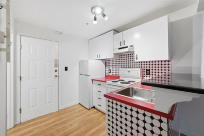 Primary Bathroom Photo of 107 1940 Barclay Street, Vancouver, BC