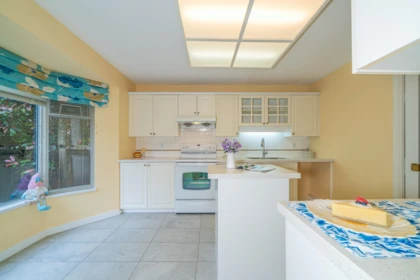 Kitchen Island Photo of 101 7231 Antrim Avenue, Burnaby, BC