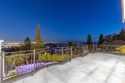 Kitchen Photo of 1445 Sandhurst Place, West Vancouver, BC