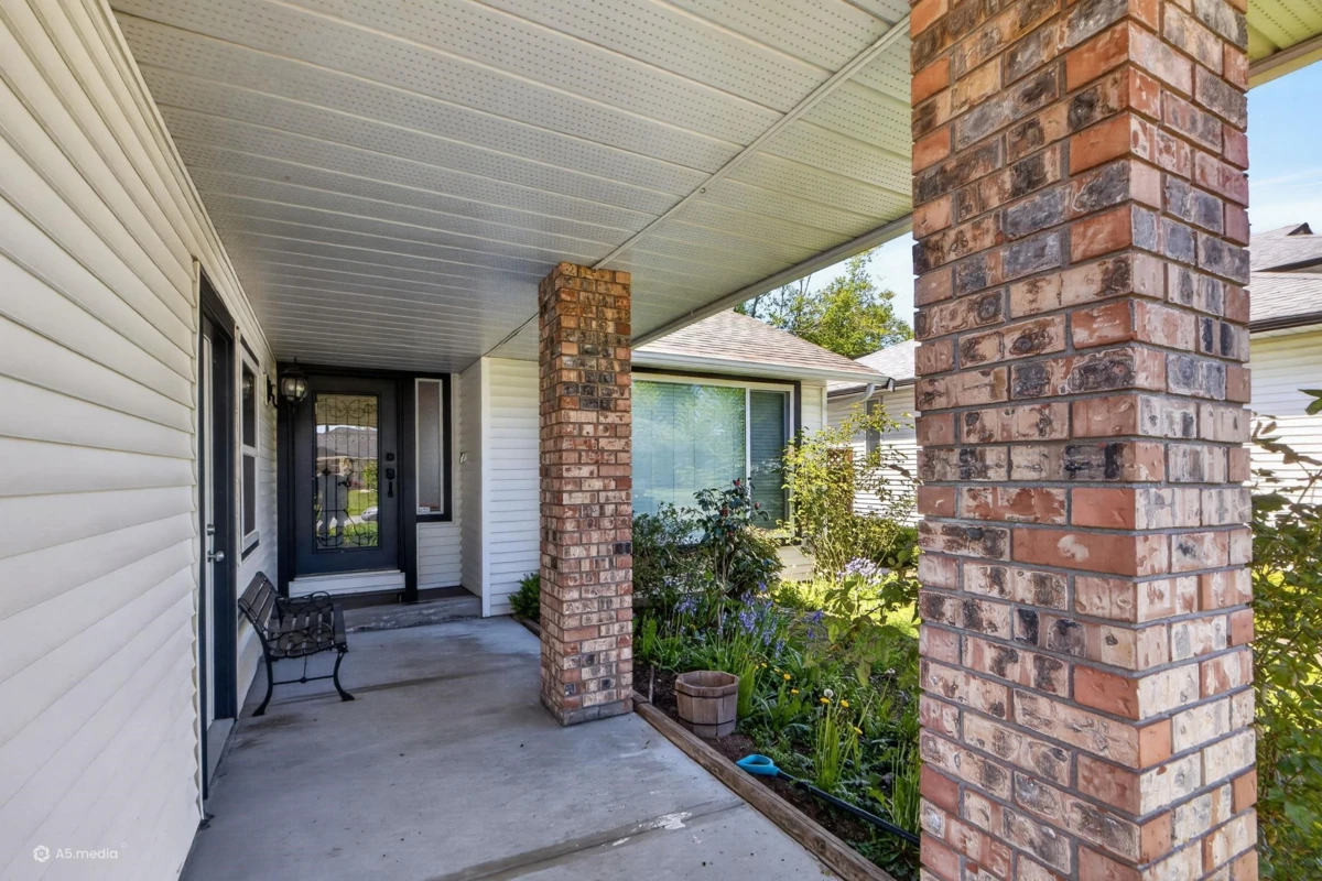 Family Room Photo of 7325 123 Street, Surrey, BC