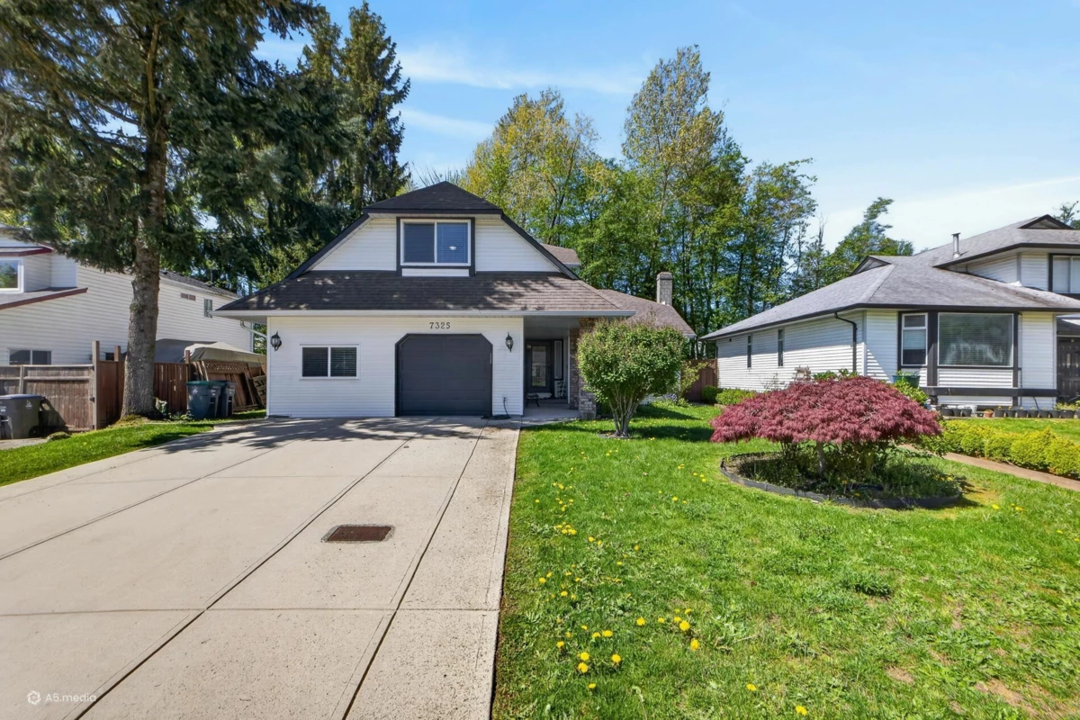 Living Room Photo of 7325 123 Street, Surrey, BC