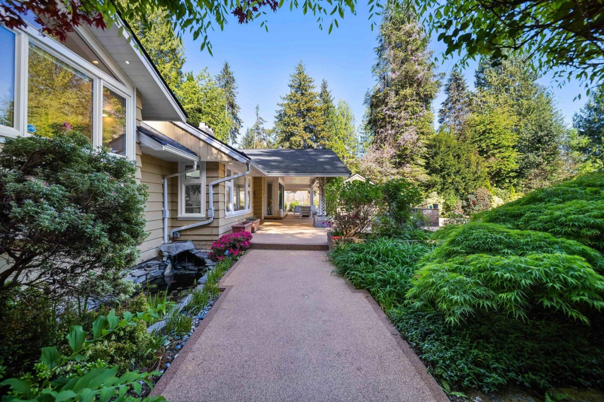 Living Room Photo of 537 Eastcot Road, West Vancouver, BC