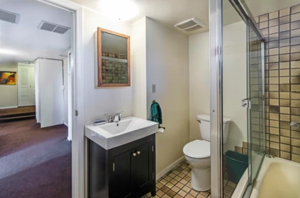 Hallway Photo of 2440 Queens Avenue, West Vancouver, BC