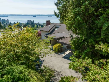 Hot Tub / Spa Photo of 2440 Queens Avenue, West Vancouver, BC