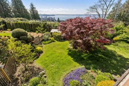 Staircase Photo of 2440 Queens Avenue, West Vancouver, BC
