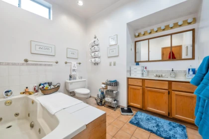Powder Room Photo of 18701 88 Avenue, Surrey, BC