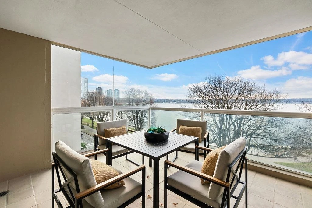 Dining Area Photo of 401 2015 Beach Avenue, Vancouver, BC