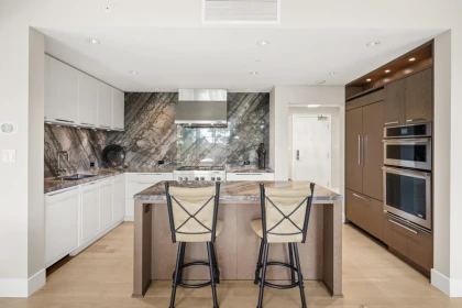 Kitchen Island Photo of 807 1501 Vidal Street, White Rock, BC