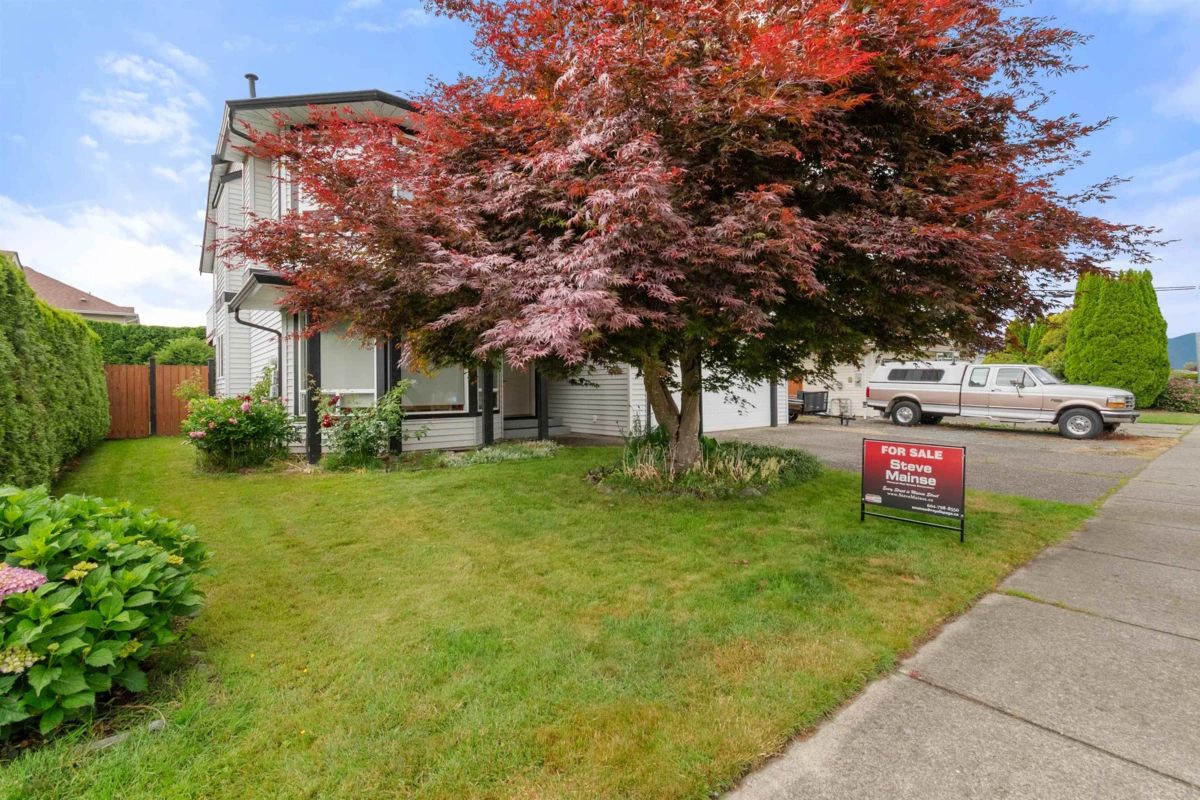 Living Room Photo of 7285 Meadowlark Street, Chilliwack, BC