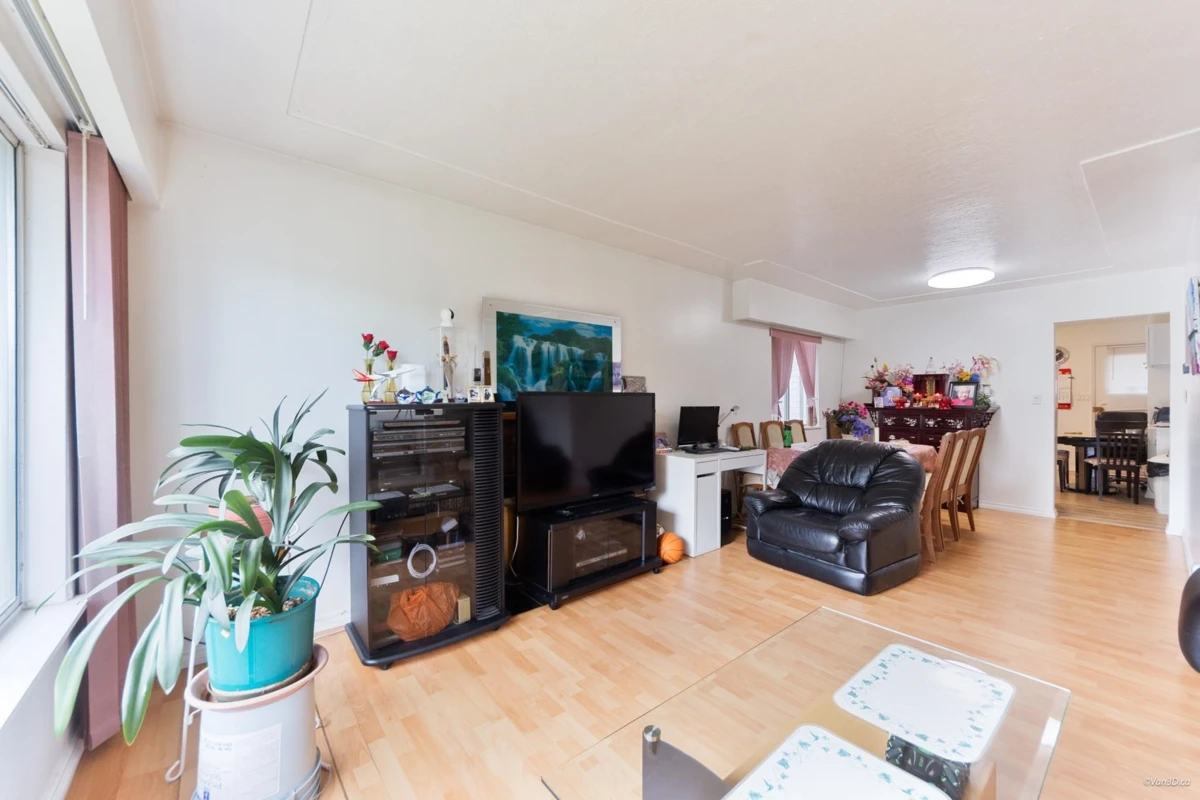 Dining Area Photo of 3185 E 16th Avenue, Vancouver, BC