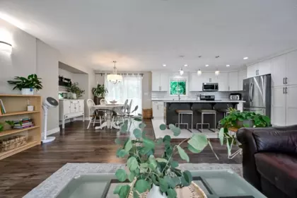 Kitchen Island Photo of 34487 Pearl Avenue, Abbotsford, BC