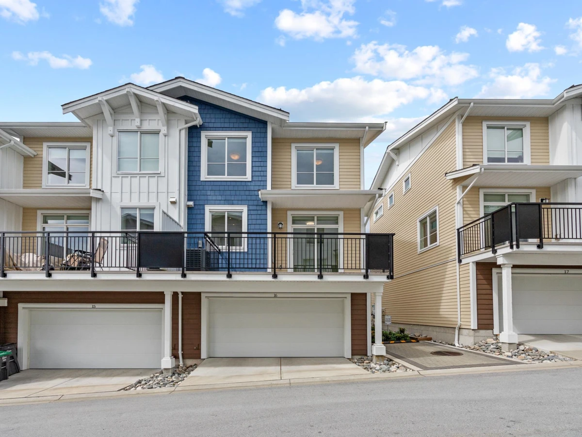 Family Room Photo of 16 16560 17a Avenue, Surrey, BC