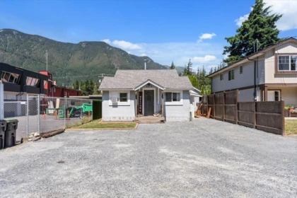 325 Hudson Bay Street, Hope, BC, Hope — Single Family Residence for sale