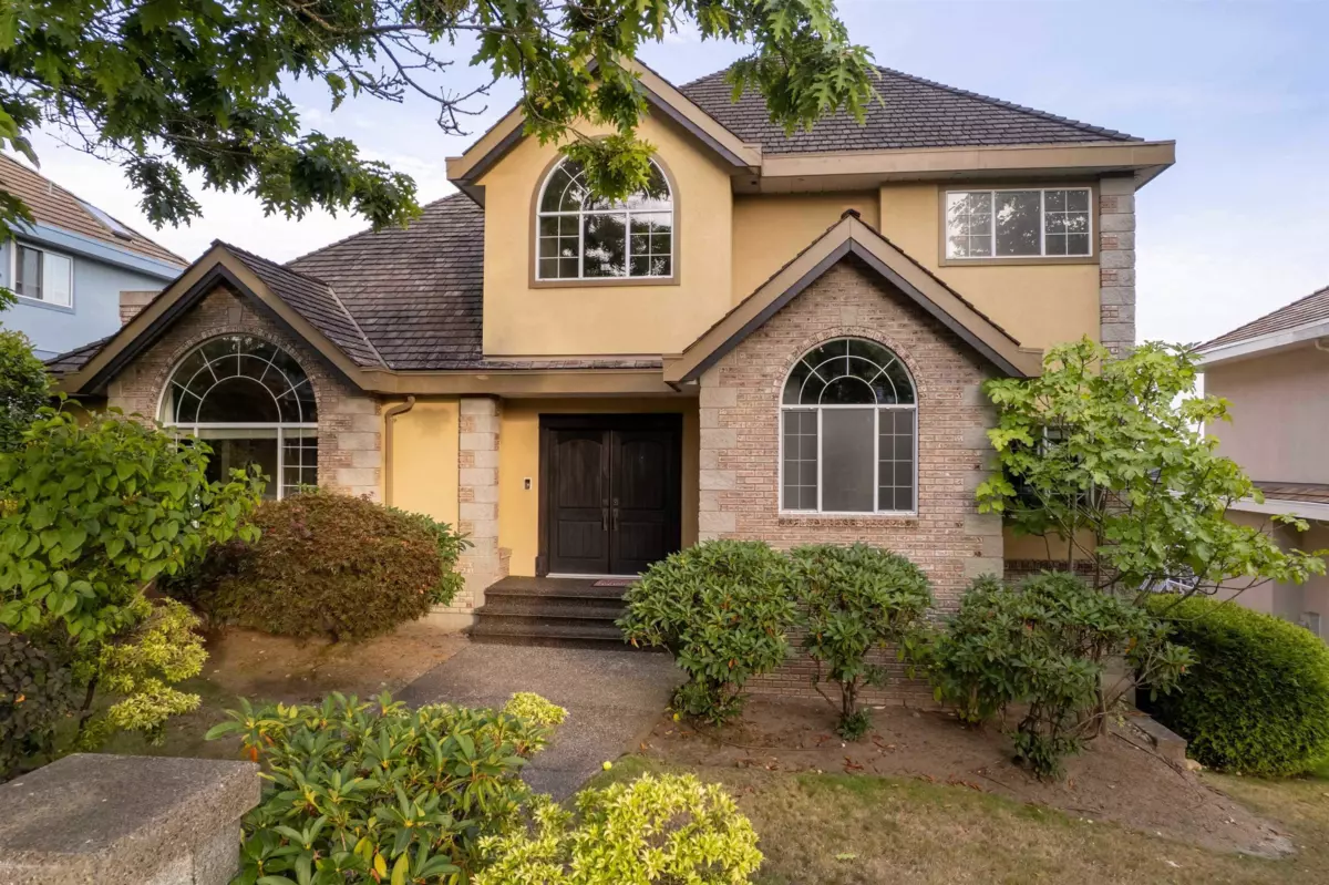 Living Room Photo of 816 Citadel Drive, Port Coquitlam, BC