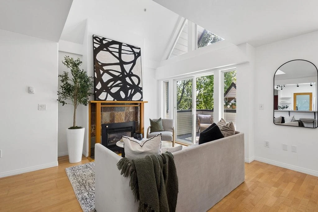 Family Room Photo of PH2 1915 E Georgia Street, Vancouver, BC