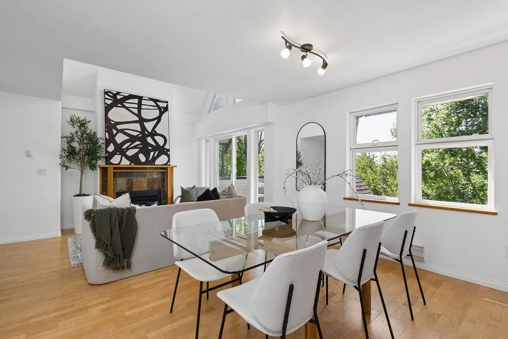 Living Room Photo of PH2 1915 E Georgia Street, Vancouver, BC