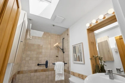 Guest Bathroom Photo of PH2 1915 E Georgia Street, Vancouver, BC