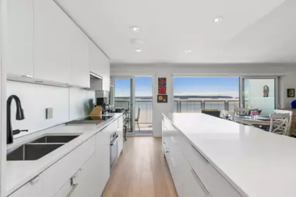 Kitchen Island Photo of 807 150 24th Street, West Vancouver, BC