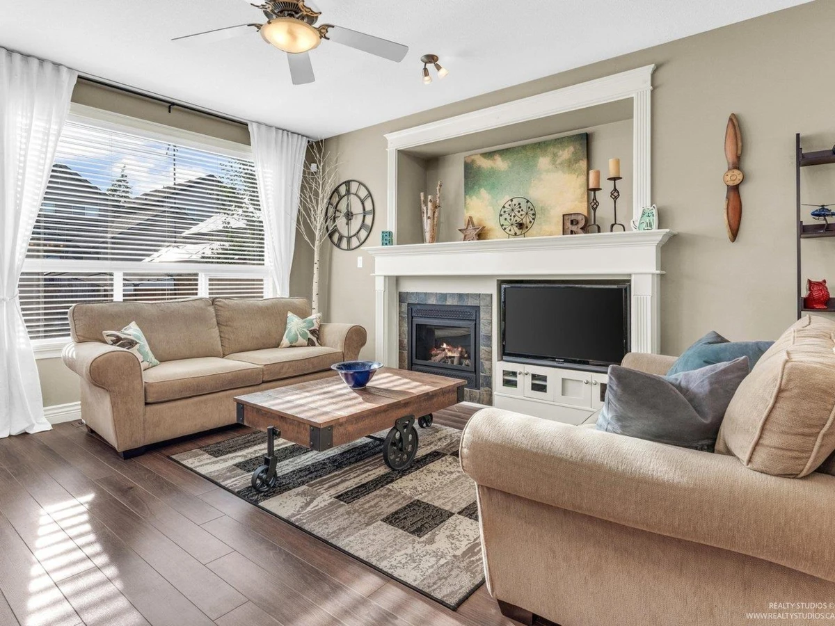 Family Room Photo of 6573 193 Street, Surrey, BC