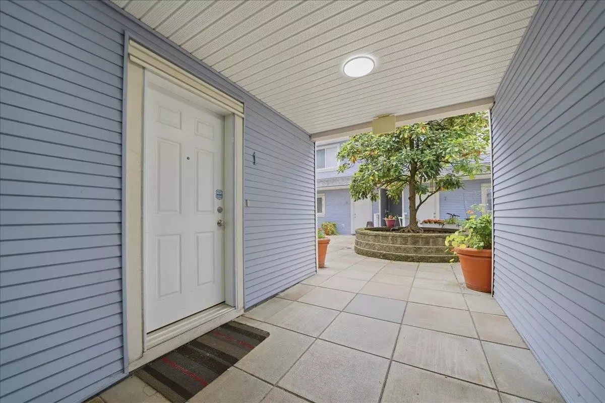 Family Room Photo of 1 7128 17th Avenue, Burnaby, BC