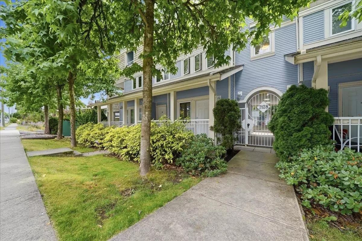 Living Room Photo of 1 7128 17th Avenue, Burnaby, BC