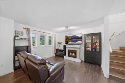Entry Foyer Photo of 1 7128 17th Avenue, Burnaby, BC
