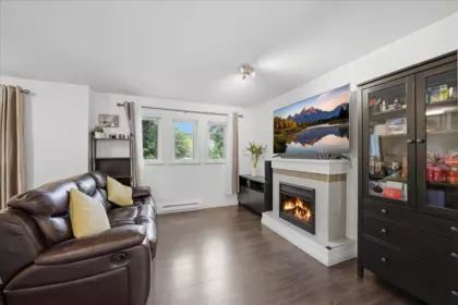 Hallway Photo of 1 7128 17th Avenue, Burnaby, BC