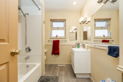Guest Bathroom Photo of 13852 Malabar Avenue, White Rock, BC
