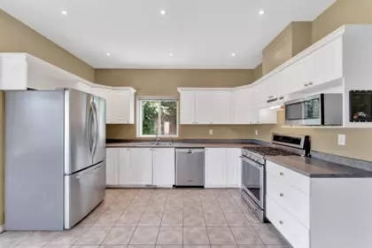 Kitchen Island Photo of 20135 121st Avenue, Maple Ridge, BC