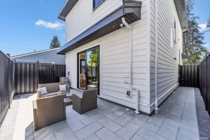 Front Yard Photo of 2 2316 Cliff Avenue, Burnaby, BC