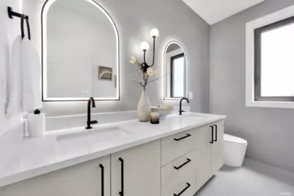 Guest Bathroom Photo of 2 2316 Cliff Avenue, Burnaby, BC