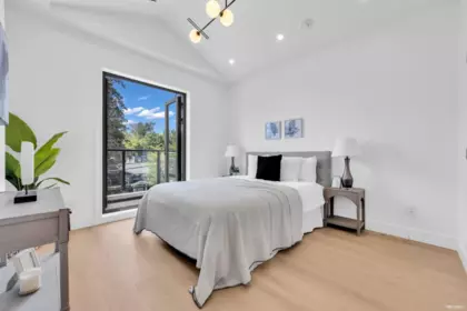Hallway Photo of 2 2316 Cliff Avenue, Burnaby, BC
