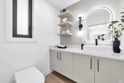 Walk-In Closet Photo of 2 2316 Cliff Avenue, Burnaby, BC