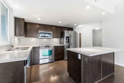 402 4400 Buchanan Street, Burnaby, BC, Burnaby — Apartment/Condo for sale