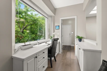 Mudroom Photo of 15507 Columbia Avenue, White Rock, BC