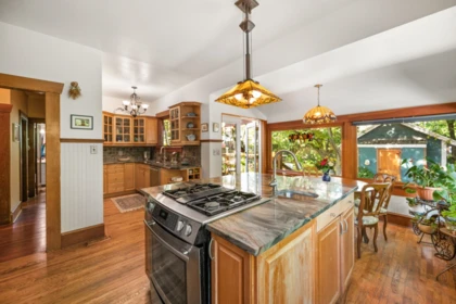 207 Eighth Street, New Westminster, BC, New Westminster — Single Family Residence for sale