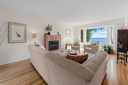 Living Room Photo of 3845 Southridge Avenue, West Vancouver, BC