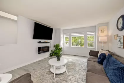 Kitchen Island Photo of 21647 50a Avenue, Langley, BC