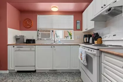 Kitchen Island Photo of 31 9470 Hazel Street, Chilliwack, BC