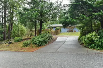 8043 Northwood Road, Halfmoon Bay, BC, Halfmoon bay — Single Family Residence for sale